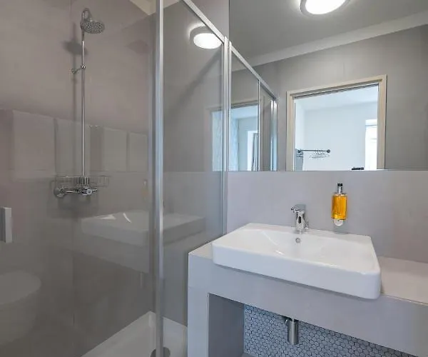 We Hate F Tourists Albergue Lisboa