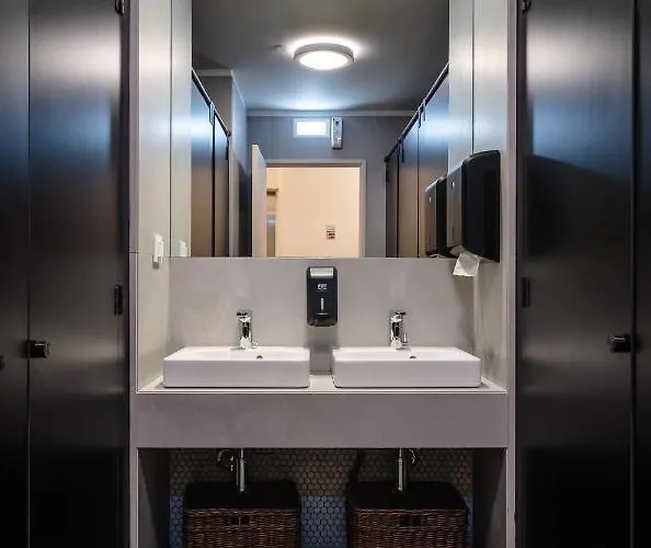 We Hate F Tourists Albergue Lisboa